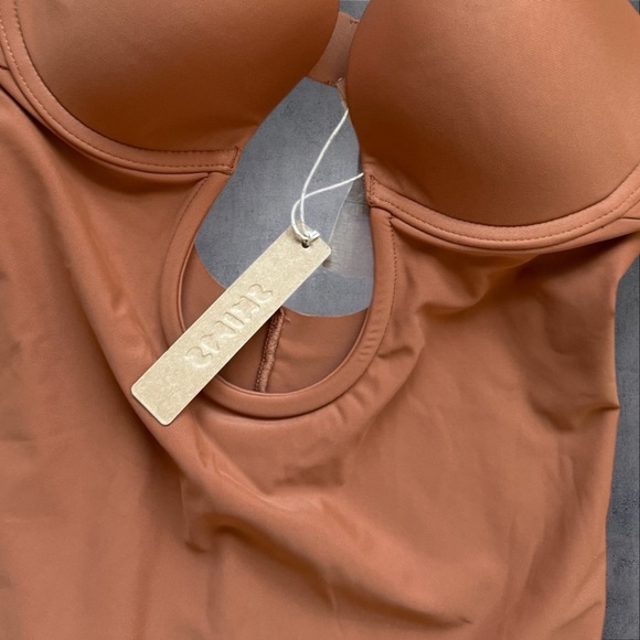 NWT SKIMS Deep Plunge Shapewear Mid Thigh Bodysuit Bronze - Picture 4 of 7